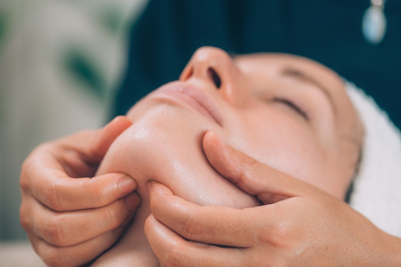 Lymphatic drainage is a holistic acne treatment