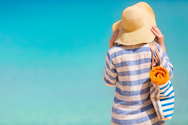 People should wear hats and protective clothing to prevent sunburn